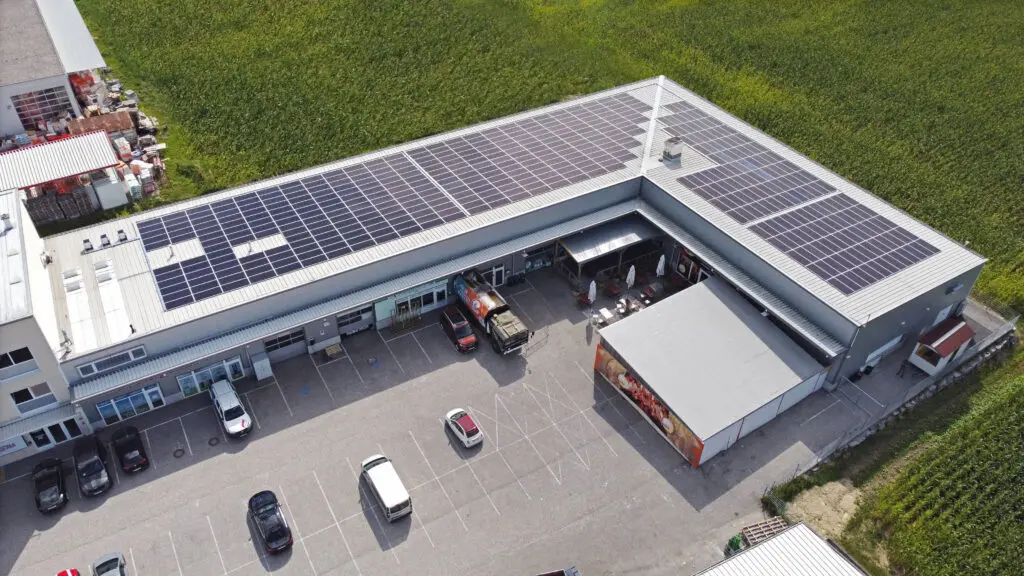 Instalación de paneles solares en una nave comercial